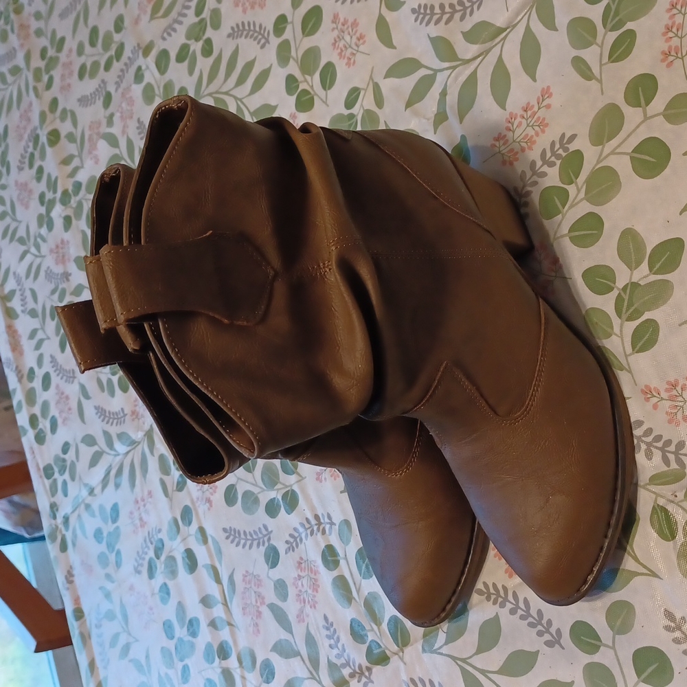 Womens slouching heeled boots